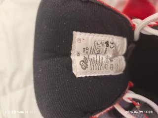 Patines de ruedas rojos y blancos