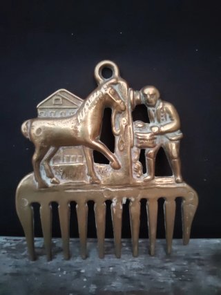 Peine antiguo bronce caballo y herrero Vintage