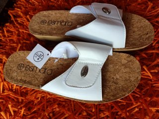 Chanclas AJUSTABLES Esmara blancas con la etiqueta