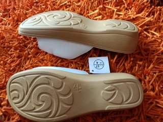 Chanclas AJUSTABLES Esmara blancas con la etiqueta