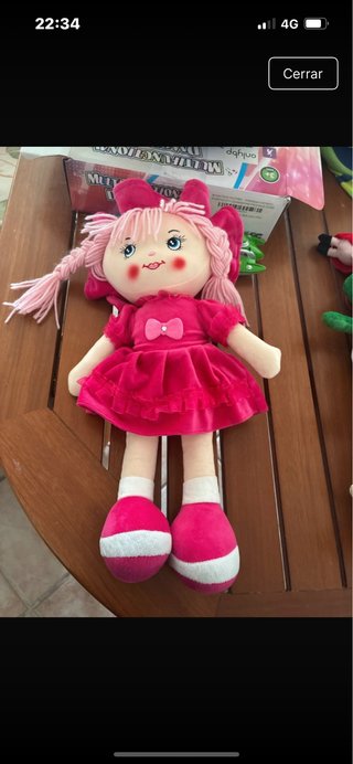 Muñeca de peluche rosa con vestido