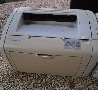 2 Stampanti HP LaserJet (Beige e Grigio)