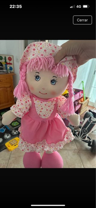 Muñeca de trapo rosa con trenzas