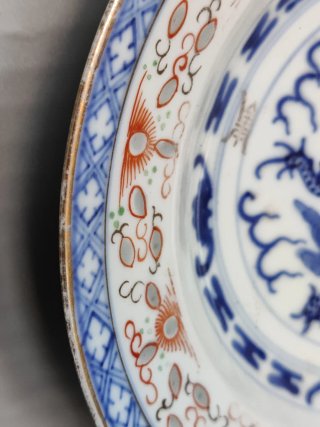 Plato de porcelana china con dragón