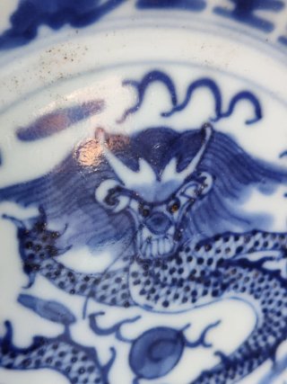 Plato de porcelana china con dragón