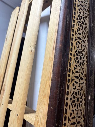 Sumier árabe de madera tallada