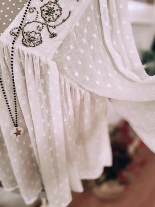Blusa semitransparente, escote pico con abalorios