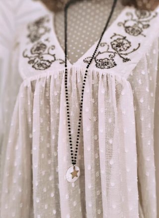 Blusa semitransparente, escote pico con abalorios