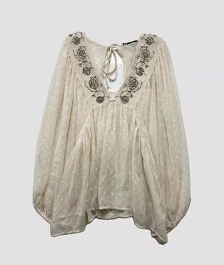 Blusa semitransparente, escote pico con abalorios