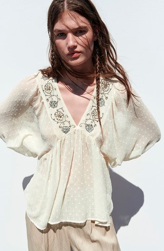 Blusa semitransparente, escote pico con abalorios