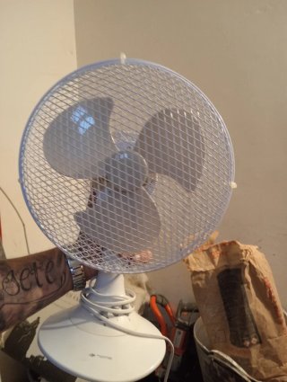 Ventilador blanco de mesa
