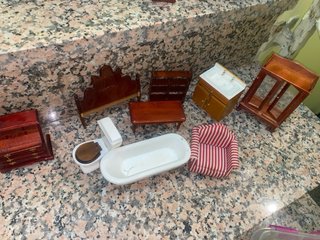 Muebles de madera para casita de muñecas