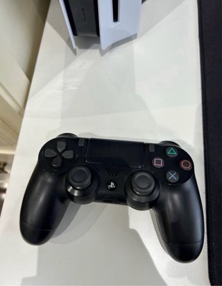 PS4 (PlayStation 4) Negra + Mando Negro