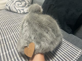 Gorro pelo sintético gris con pompón