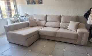 Sofá chaise longue gris con arcón