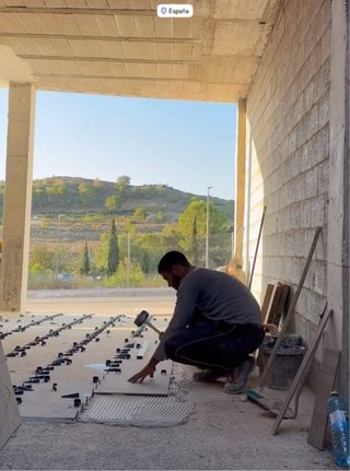 Escalera de obra con peldaños de gres