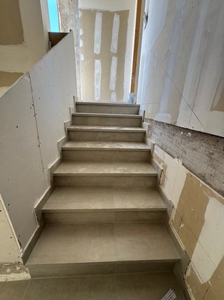 Escalera de obra con peldaños de gres