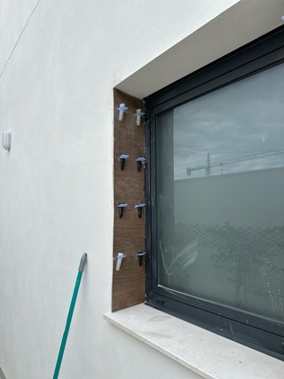 Escalera de obra con peldaños de gres