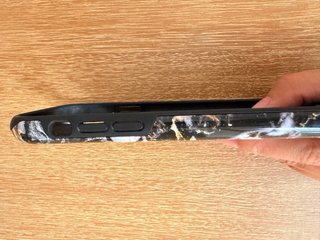 Funda Burga Mármol Negro y Dorado iphone 13