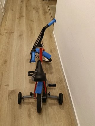 Bicicleta infantil roja con ruedines