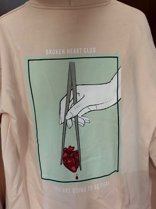 Sudadera rosa con corazón rojo
