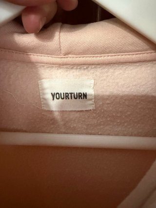 Sudadera rosa con corazón rojo