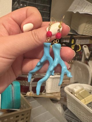 Orecchini corallo blu con perline rosse