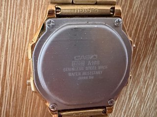 Reloj Casio dorado modelo A168 resistente al agua