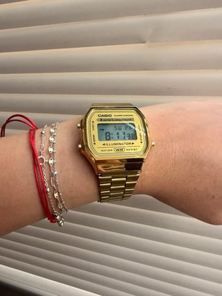 Reloj Casio dorado modelo A168 resistente al agua