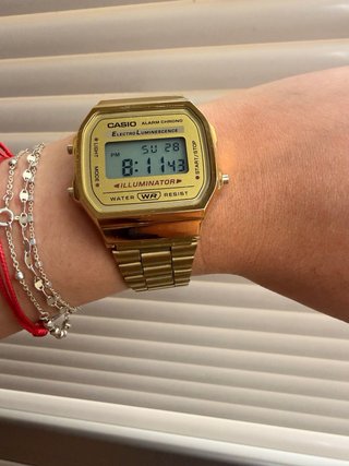 Reloj Casio dorado modelo A168 resistente al agua