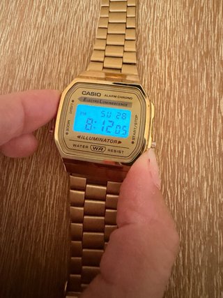 Reloj Casio dorado modelo A168 resistente al agua
