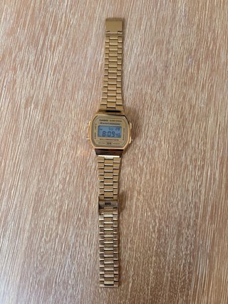 Reloj Casio dorado modelo A168 resistente al agua