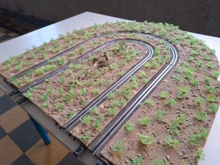 Curva ninco raid slot decorada con obstáculos