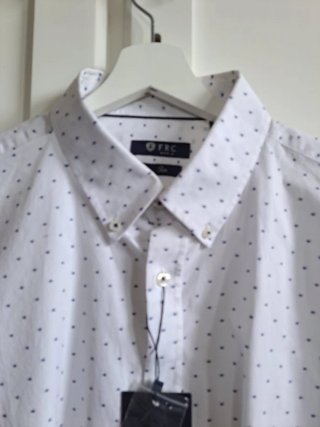 Camisa blanca hombre con etiqueta