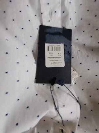 Camisa blanca hombre con etiqueta