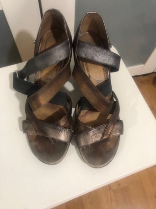 Sandalias tacón cruzadas marrón y plata