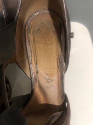 Sandalias tacón cruzadas marrón y plata
