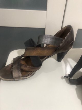 Sandalias tacón cruzadas marrón y plata
