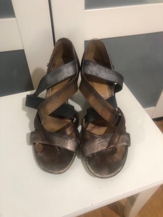 Sandalias tacón cruzadas marrón y plata