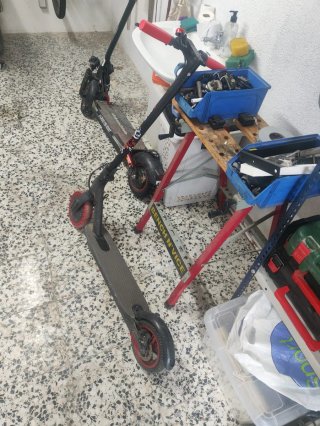 Dos patines eléctricos