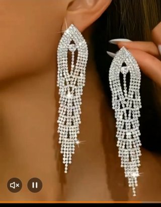 Pendientes largos plateados con pedrería