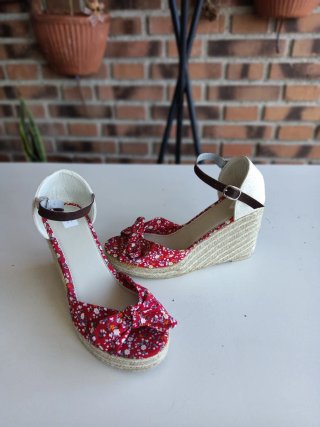 Sandalias cuña florales rojas Recoger en Alpedrete