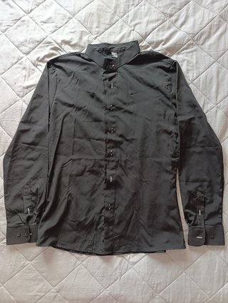 Camisa joven elegante y moderna negra
