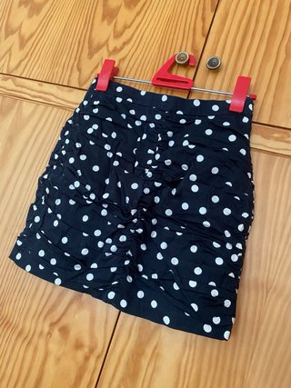 Falda de lunares negra y blanca