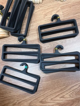 Lote de Perchas para pañuelos de plástico negro