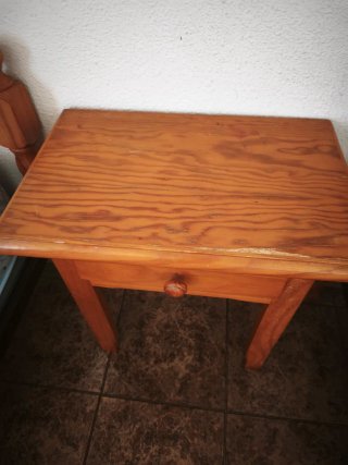 Juego 2 Camas Pino y Mesita