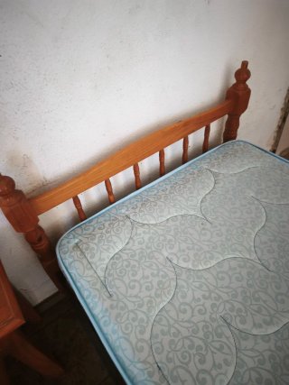Juego 2 Camas Pino y Mesita