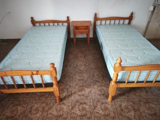 Juego 2 Camas Pino y Mesita