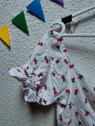 Vestido blanco con estampado floral rojo