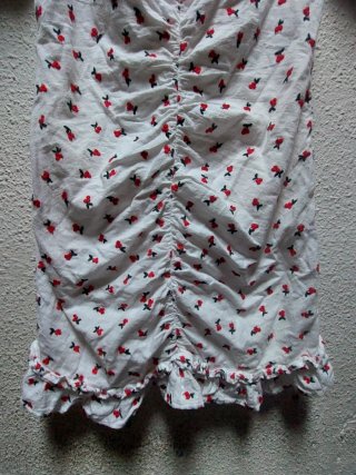 Vestido blanco con estampado floral rojo